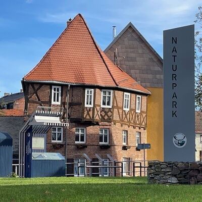 Geopark Ermsleben mit Blick auf das Ã€lteste Haus der Stadt