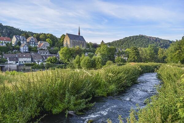 Dorf mit Fluss